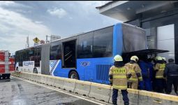 Bus TransJakarta Terbakar di Jakarta Timur, Ada Suara Ledakan - JPNN.com