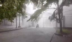 Viral! Video Limpahan Air Bak Air Terjun Saat Hujan di Bekasi, Oh Ternyata - JPNN.com