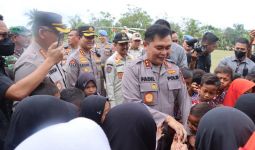Naik Helikopter ke Polsek Terpencil, Irjen Fadil Sampaikan Pesan Jokowi & Semangati Polisi - JPNN.com
