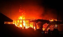 Enam Petak Rumah Ludes Terbakar di Karet Tengsin Jakarta Pusat - JPNN.com