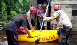 Banjir Rendam Puluhan Rumah Warga di Siak, Polisi Dirikan Posko Pengungsian - JPNN.com