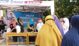 Sandi Preneur Garut Salurkan Ratusan Sembako Murah - JPNN.com