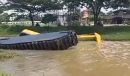 Video Viral Ekskavator Tenggelam di Kalimalang, Lihat Tuh - JPNN.com