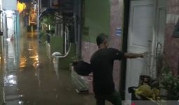 Tolong! Warga Kebon Pala Jaktim Kebanjiran Lagi dari Luapan Kali Ciliwung - JPNN.com