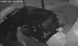 Viral Pencurian di Gudang Logistik di Bekasi, Pelaku Membawa Mobil, Lihat! - JPNN.com