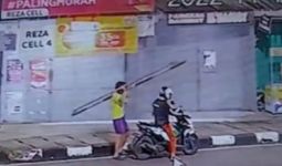 Viral, Dua Orang Ini Mencuri Besi Portal di Gang Makam Bekasi, Ya Ampun - JPNN.com