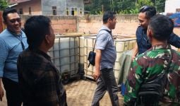 Pemilik Gudang BBM Ilegal Ini Ternyata Oknum TNI, Barang Buktinya Banyak Banget - JPNN.com