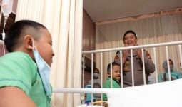 Melihat Wajah Irjen Iqbal, Dua Anak Penderita Rapuh Tulang Langsung Semringah - JPNN.com