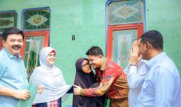 Mengharukan, Momen Warga Berterima Kasih ke Bobby Nasution: Kami Akhirnya Punya Sertifikat Tanah - JPNN.com