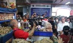 Jokowi Blusukan ke Pasar Badung Bali, Lalu Melakukan Hal Ini - JPNN.com