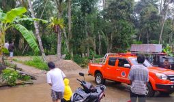 Hendak Menolong Warga Terkepung Banjir di Solok, Jerry Dipatuk Ular, Langsung Dilarikan ke RS - JPNN.com