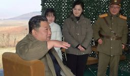 Pertama!!! Kim Jong-un Pamer Anak Perempuannya di Uji Coba Rudal - JPNN.com