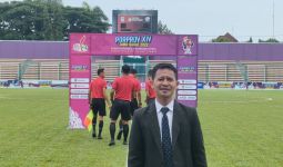 Status PPPK Masih Diperjuangkan, Guru Honorer Menyambi Jadi Pengawas Pertandingan Sepak Bola  - JPNN.com