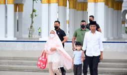 Jokowi dan Iriana Ajak Jan Ethes ke Masjid Sheikh Zayed, Lihat Gaya Mereka - JPNN.com