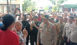 Polda Sulsel Membagikan 500 Paket Bantuan untuk Korban Banjir di Makassar - JPNN.com