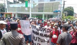 Minta Kades Klatakan Jadi Tahanan Kota, Ratusan Warga Demo di PN Jember - JPNN.com
