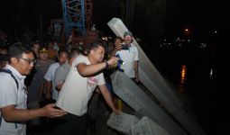 Bobby Nasution Tinjau Pemasangan Tanggul Sementara di Taman Maharani, Lihat tuh - JPNN.com