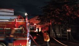 Selasa Malam, Kebakaran Melanda Sebuah Toko Material di Bekasi - JPNN.com
