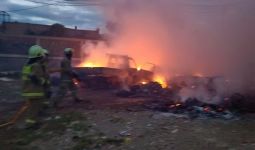 Warga Membakar Sampah, Mobil Pikap Juga Ikut Terbakar, Waduh - JPNN.com