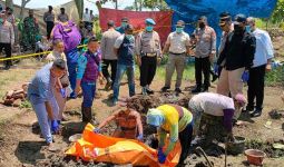 Anak Bunuh Ayah Kandung di Indramayu, Mayat Korban Dikubur di Samping Rumah - JPNN.com