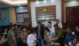 Dewi Perssik Bawa Ibunda ke Kantor Polisi, Winarsih Menangis Lalu Sujud - JPNN.com