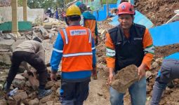 Kisah Petugas PLN, Tetap Melayani Masyarakat Meski Rumahnya Hancur Akibat Gempa Cianjur - JPNN.com