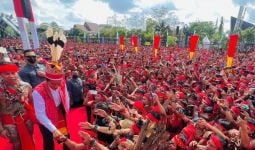 Ribuan Pasukan Dayak Penuhi Lapangan, Sosok Disegani Ini Mendampingi Jokowi, Badannya Penuh Tato - JPNN.com
