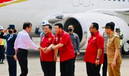 Jokowi Tiba di Jatim, Prabowo dan BG Kompak Pakai Baju Merah Menyambut - JPNN.com