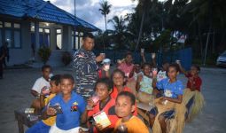 TNI AL Mengajar di Sekolah Perbatasan RI - PNG, Masyarakat Merasa Sangat Terbantu - JPNN.com