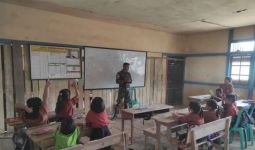 Mencerdaskan Anak Bangsa, Prajurit TNI Mengajar di Sekolah Perbatasan Indonesia - Malaysia - JPNN.com