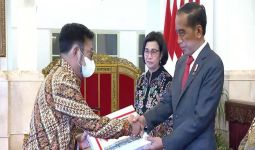 Jokowi Serahkan Daftar Isian Pelaksanaan Anggaran 2023 ke Mentan SYL - JPNN.com