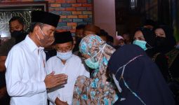 Malam-malam, Jokowi Takziah ke Rumah Duka Almarhum Ferry Mursidan - JPNN.com