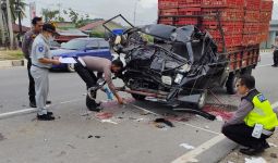 Pikap Tabrak Truk Parkir di Jalan Lintas Pekanbaru-Bangkinang, 3 Orang Tewas - JPNN.com