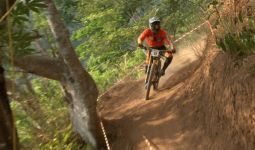 193 Rider Saling Sikut di Seri Pemungkas 76 Indonesian Downhill 2022 - JPNN.com