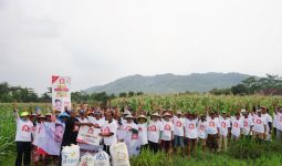 Relawan Puan Membagikan Bantuan untuk Petani di Magetan - JPNN.com