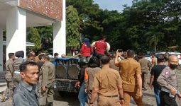 Aksi Demonstrasi Aliansi Suporter PSM Makassar Berakhir Anarkistis di Kantor Gubernur - JPNN.com