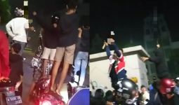 Video Viral, Sekelompok Orang Menenteng Sajam, Korban Tergeletak, Polisi Bilang Begini - JPNN.com