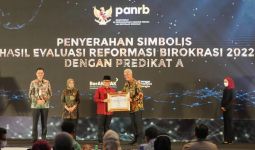 Mudahkan Layanan Publik, Ganjar Pranowo Dapat Penghargaan dari KemenpanRB - JPNN.com