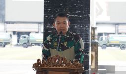Jenderal Dudung Melepas Keberangkatan 10 Truk Bansos untuk Korban Gempa Cianjur - JPNN.com