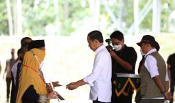 Jokowi Serahkan Dana Stimulan kepada Korban Gempa Cianjur, Dicairkan Bertahap - JPNN.com