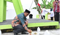 Kemendes PDTT Gelar Upacara Tabur Bunga di Kompleks Makam Pionir Transmigrasi - JPNN.com