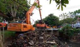 Tumpukan Sampah di Kali Jambe Bekasi Diangkut, Capai 100 Ton - JPNN.com