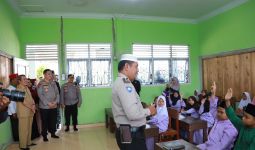 Aiptu Mustakim Sedang Mengajar Mengaji, Irjen Iqbal Bawa Gubernur Riau Beri Kejutan - JPNN.com