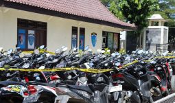AKBP Budi Gerebek Lokasi Sabung Ayam, Pejudi Kocar-Kacir, Ratusan Motor Ditinggal - JPNN.com