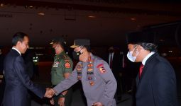 Malam-malam, Jokowi Tiba di Indonesia, Lihat Siapa yang Menyambut - JPNN.com
