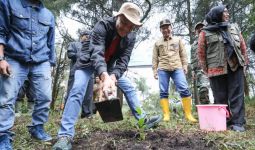 Ganjar Pranowo Ikut Tanam 283 Ribu Kopi Bersama Petani Milenial di Dieng - JPNN.com