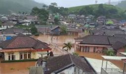 Banjir Setinggi 1 Meter Menerjang Ratusan Rumah di Sukanagara-Cianjur - JPNN.com