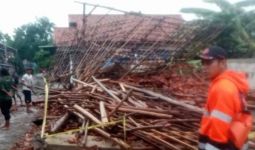 Angin Kencang Menghancurkan Bangunan di Cirebon - JPNN.com