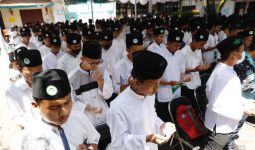 Setarakan Pendidikan Pesantren dengan Formal, Ganjar Didukung jadi Presiden Oleh Ribuan Santri di Bandung - JPNN.com