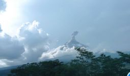 Gunung Semeru Erupsi Lagi, 100 Detik Lontarkan Abu Setinggi 1,5 Kilometer - JPNN.com